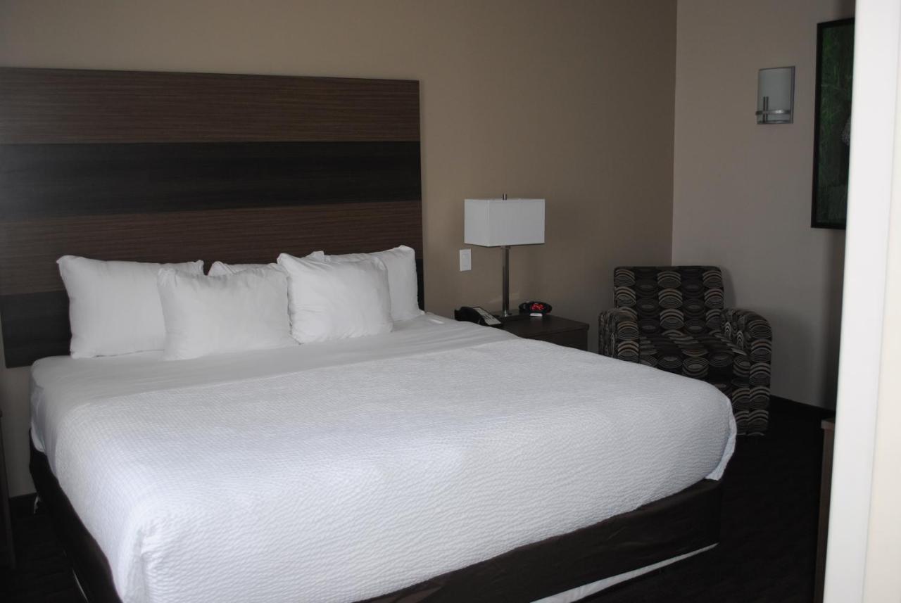 Days Inn & Suites By Wyndham Lindsay Bagian luar foto