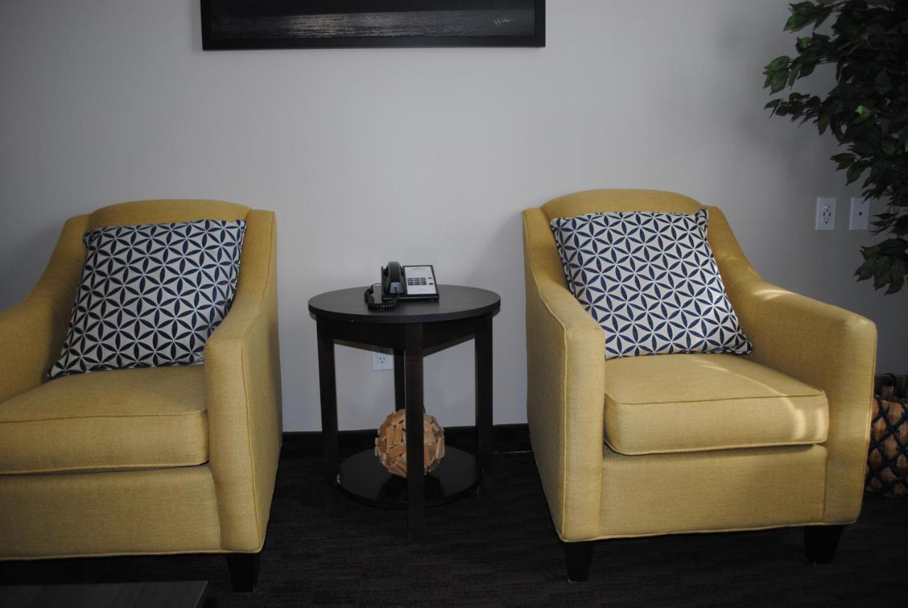 Days Inn & Suites By Wyndham Lindsay Bagian luar foto