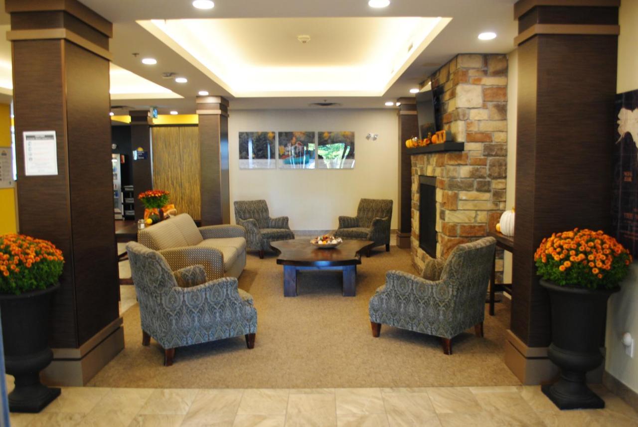 Days Inn & Suites By Wyndham Lindsay Bagian luar foto