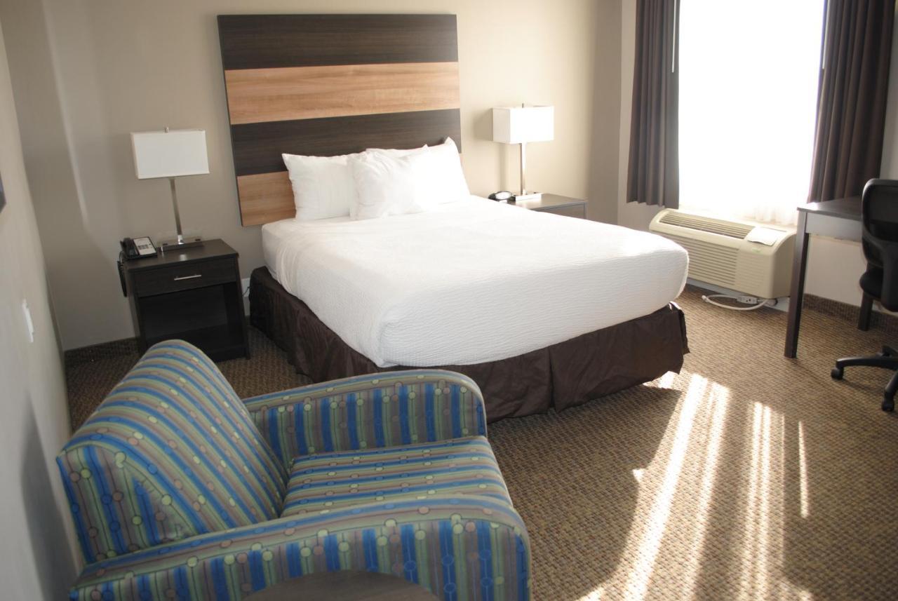 Days Inn & Suites By Wyndham Lindsay Bagian luar foto