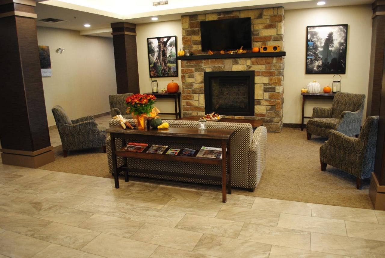 Days Inn & Suites By Wyndham Lindsay Bagian luar foto