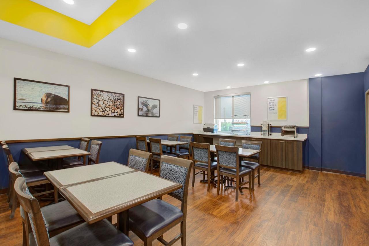 Days Inn & Suites By Wyndham Lindsay Bagian luar foto
