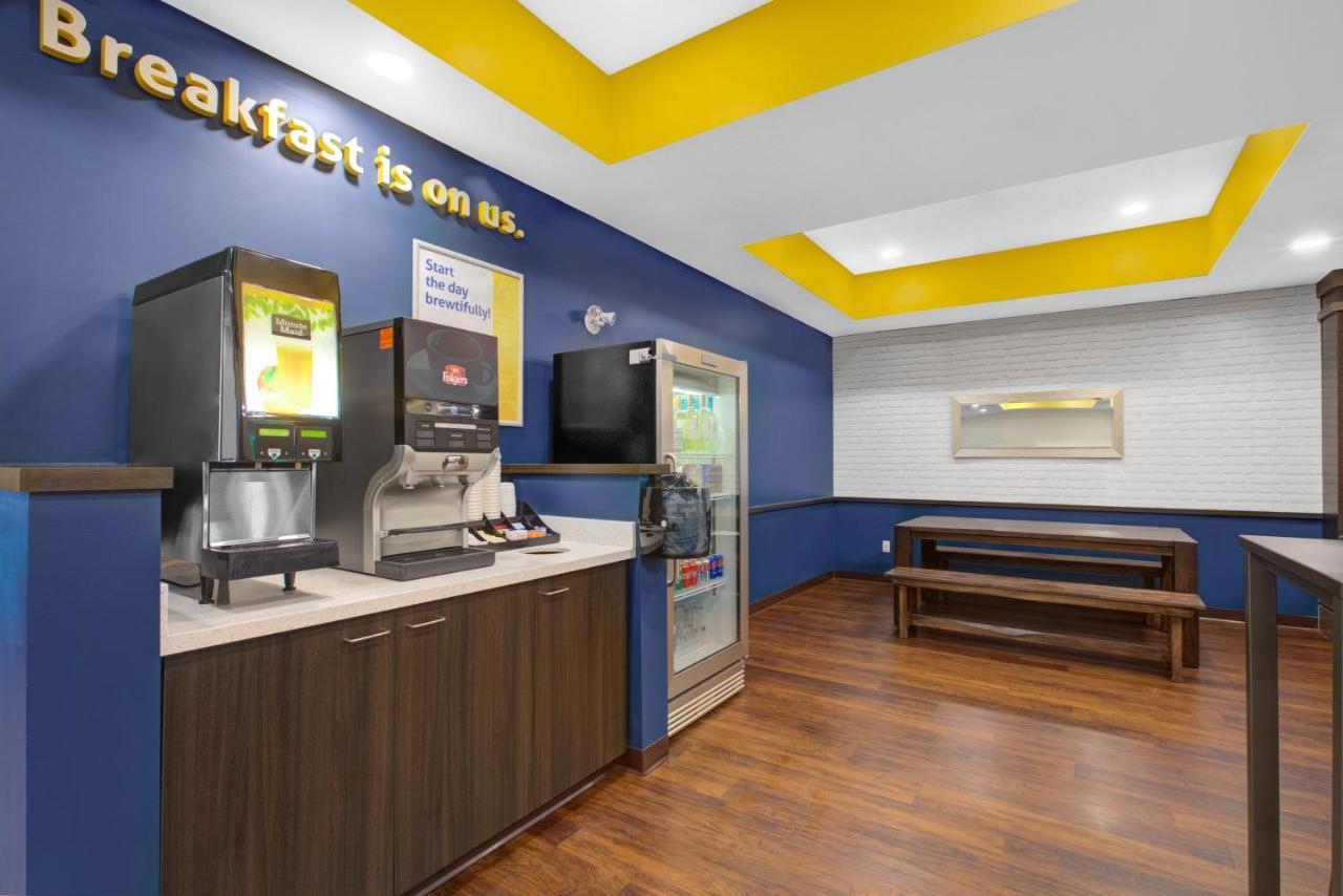 Days Inn & Suites By Wyndham Lindsay Bagian luar foto