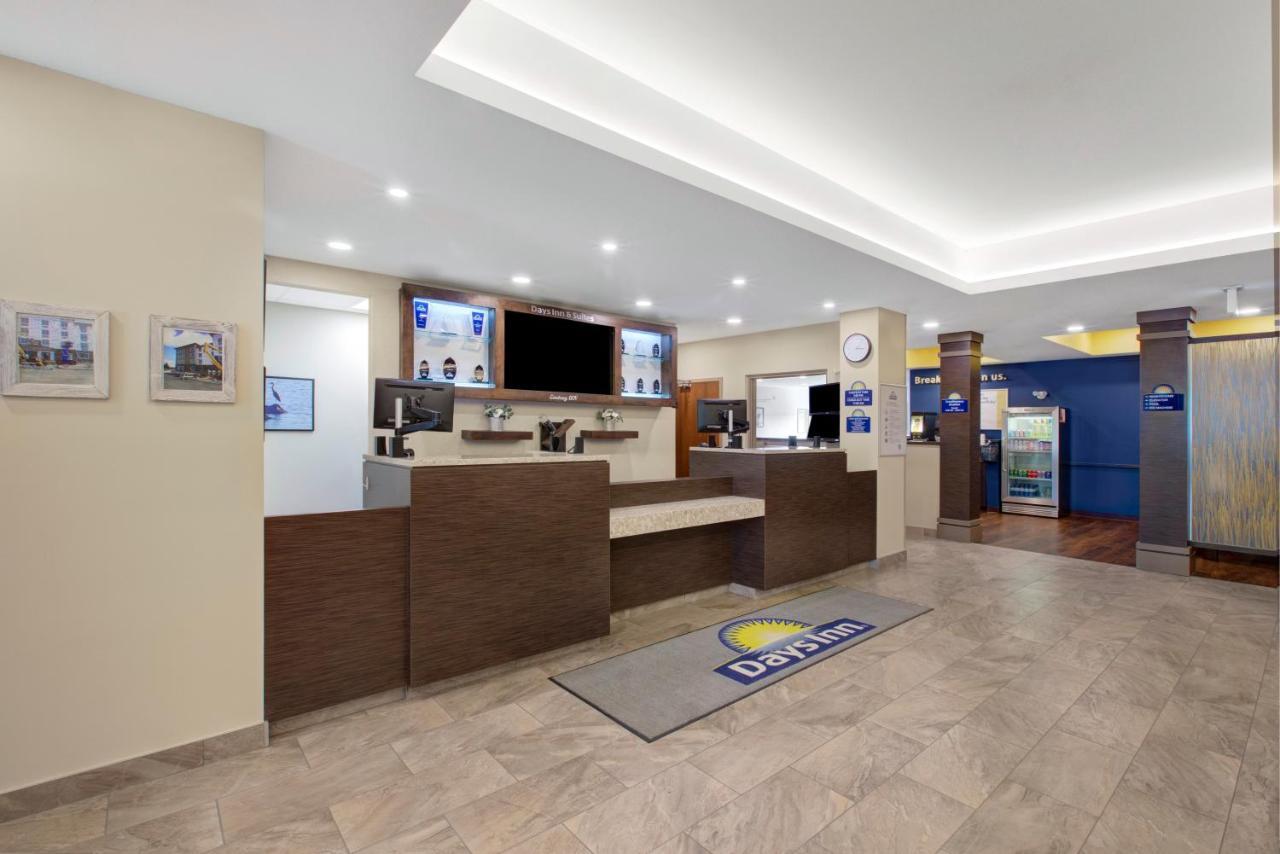 Days Inn & Suites By Wyndham Lindsay Bagian luar foto