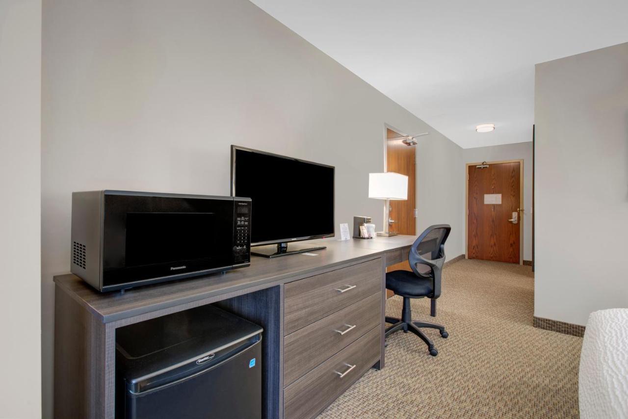 Days Inn & Suites By Wyndham Lindsay Bagian luar foto