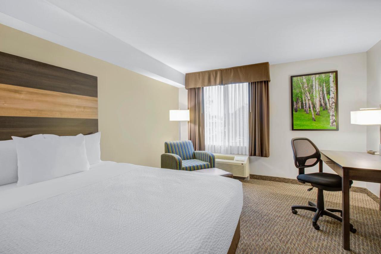 Days Inn & Suites By Wyndham Lindsay Bagian luar foto