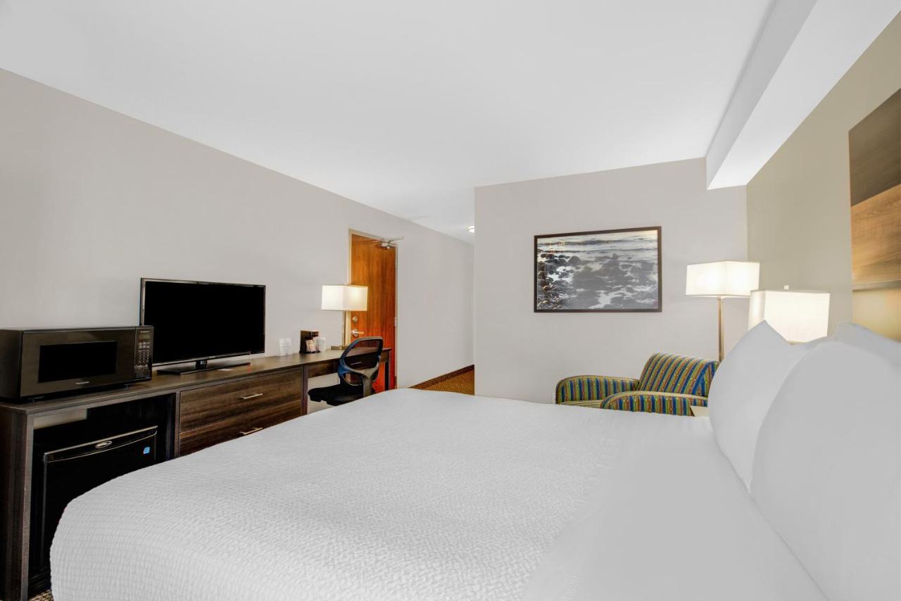 Days Inn & Suites By Wyndham Lindsay Bagian luar foto