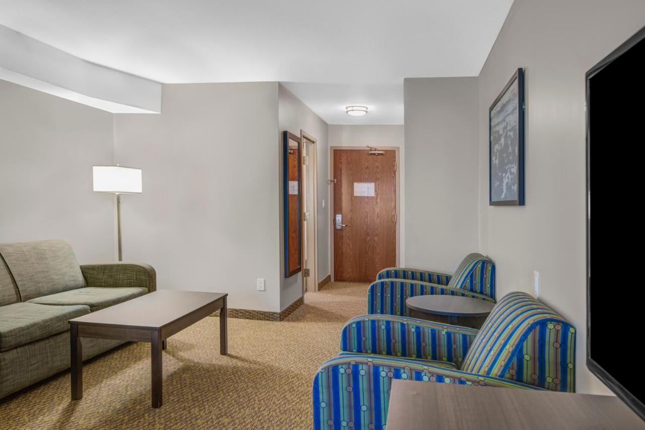 Days Inn & Suites By Wyndham Lindsay Bagian luar foto