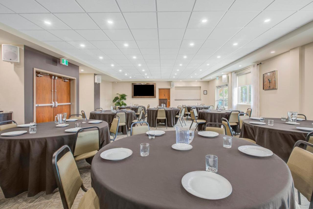 Days Inn & Suites By Wyndham Lindsay Bagian luar foto