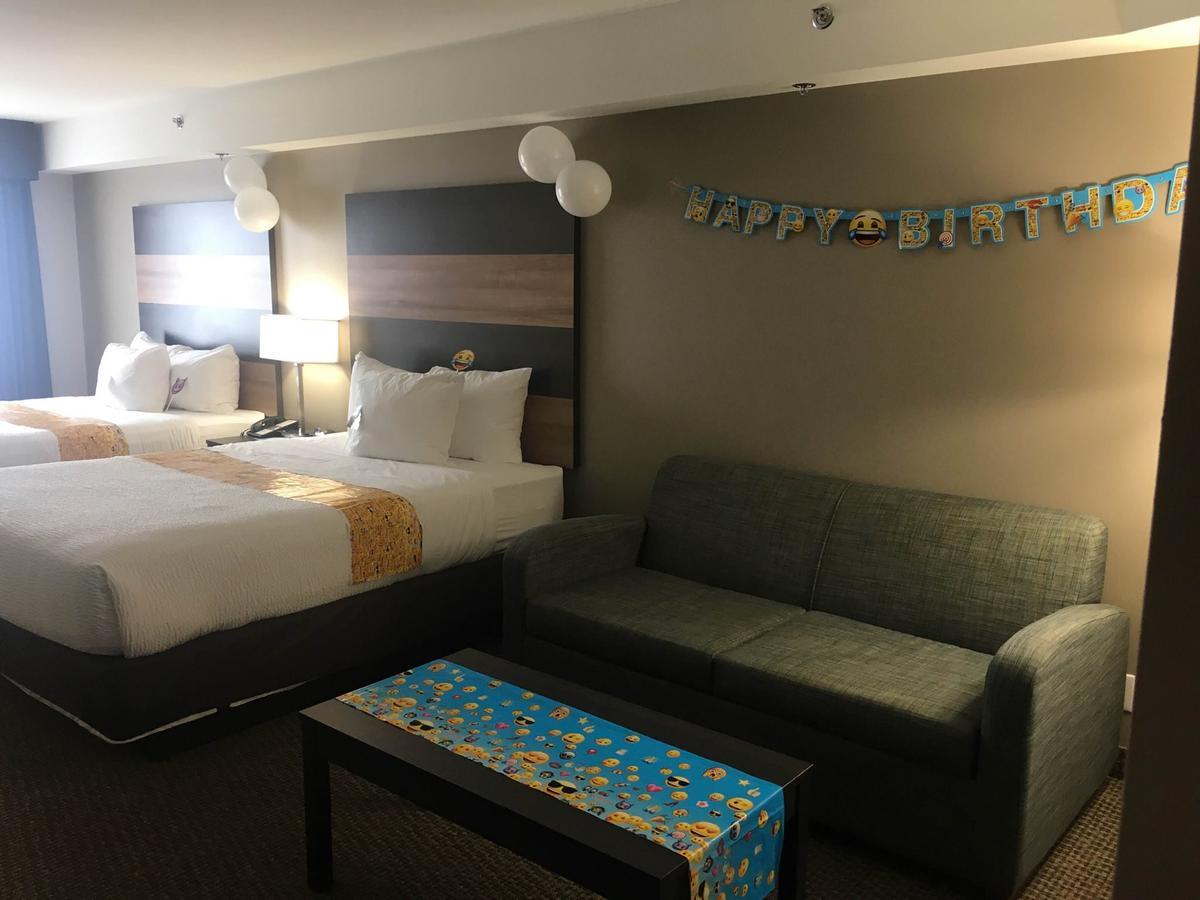 Days Inn & Suites By Wyndham Lindsay Bagian luar foto