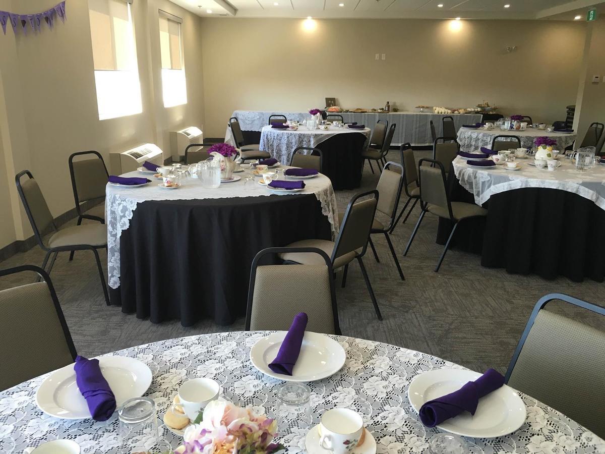Days Inn & Suites By Wyndham Lindsay Bagian luar foto
