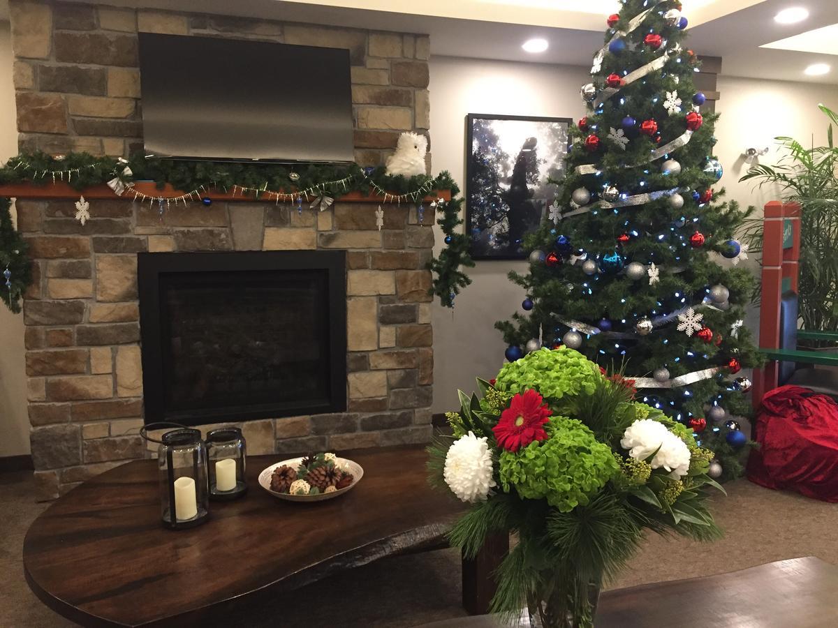 Days Inn & Suites By Wyndham Lindsay Bagian luar foto