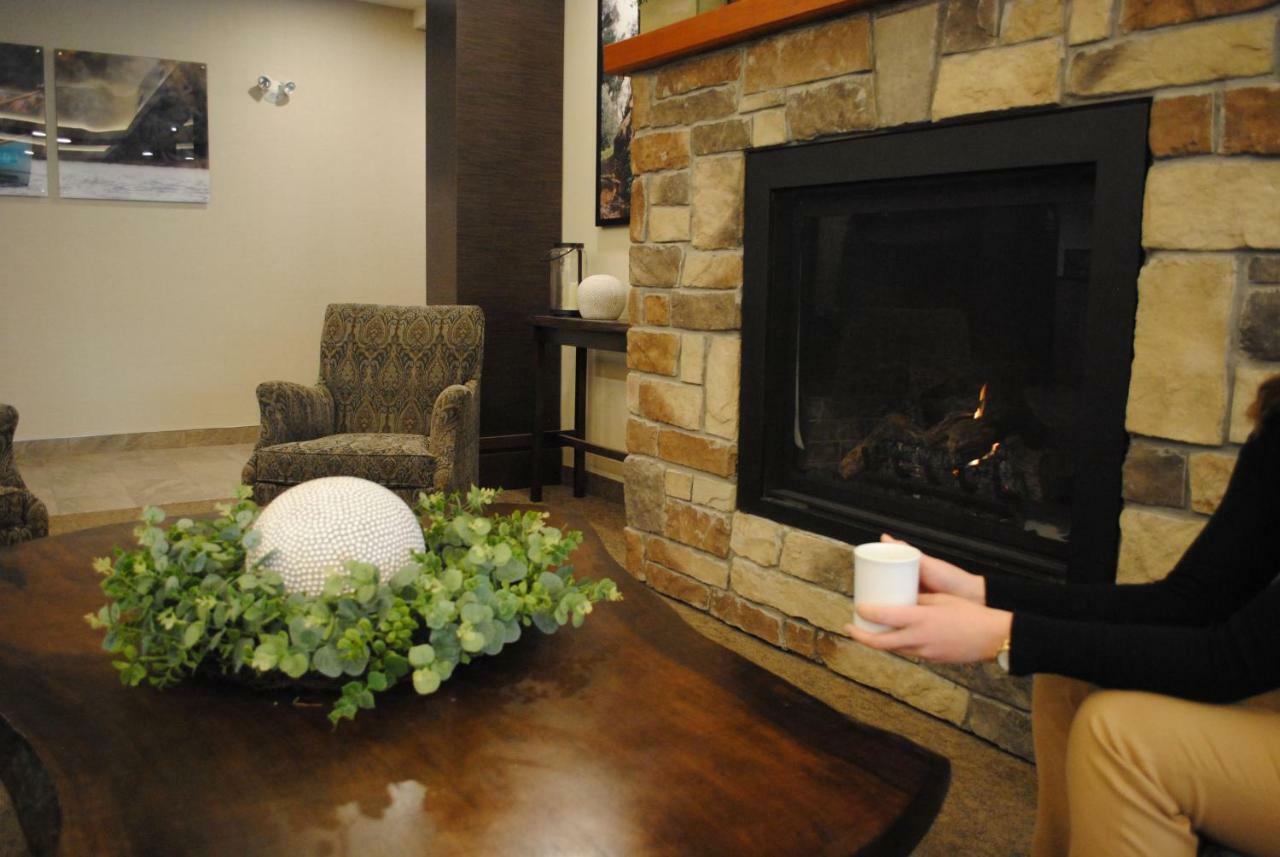Days Inn & Suites By Wyndham Lindsay Bagian luar foto