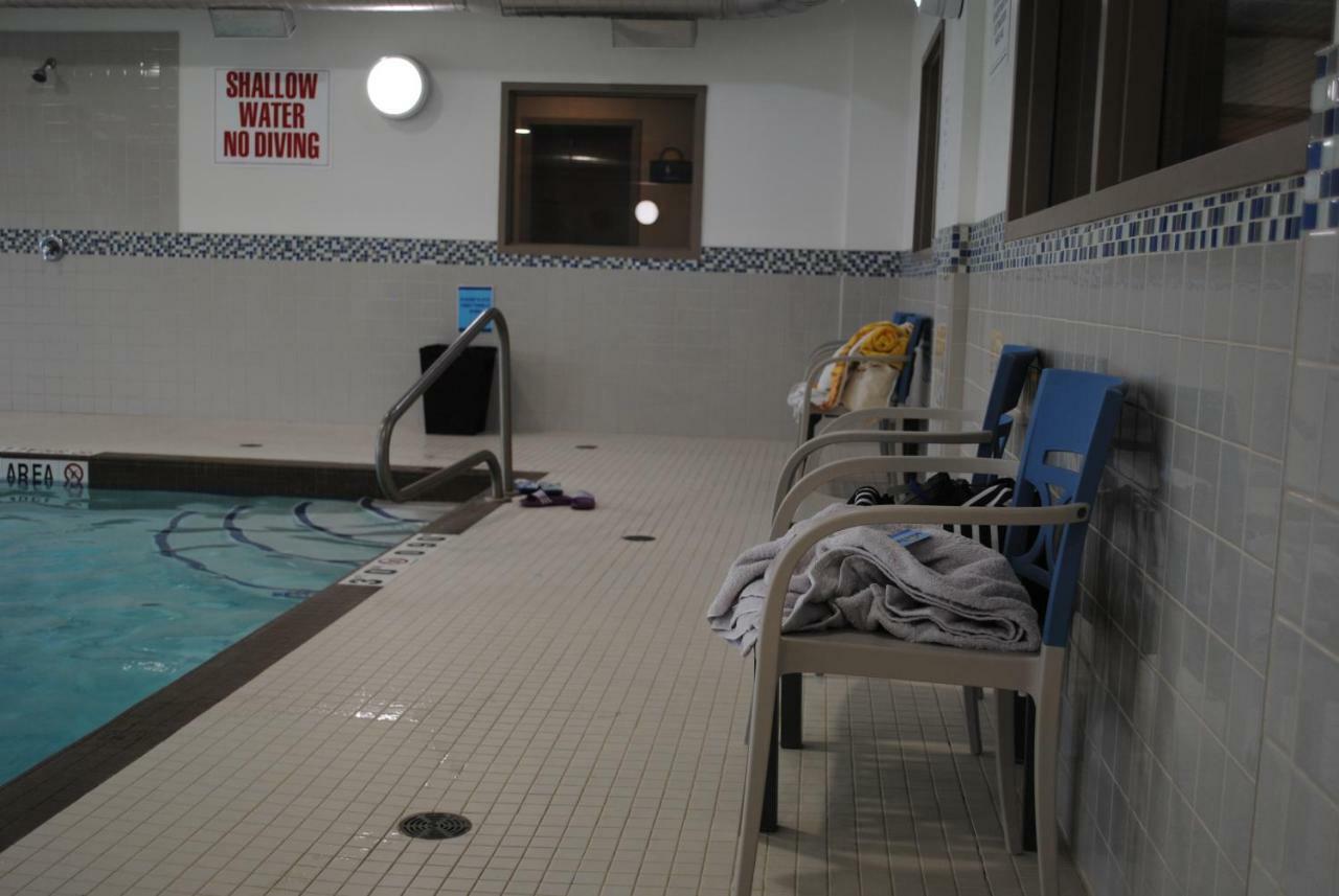 Days Inn & Suites By Wyndham Lindsay Bagian luar foto