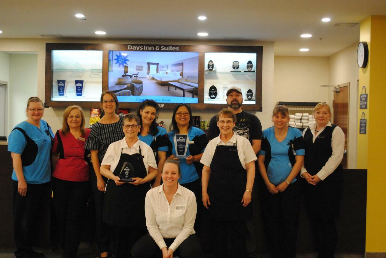 Days Inn & Suites By Wyndham Lindsay Bagian luar foto